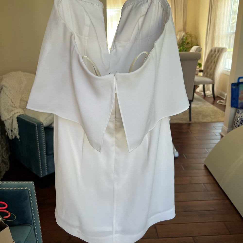 BCBGMAXAZRIA deep V Dress perfect for any occasion. Size 4 (small) in white - Picture 2 of 3
